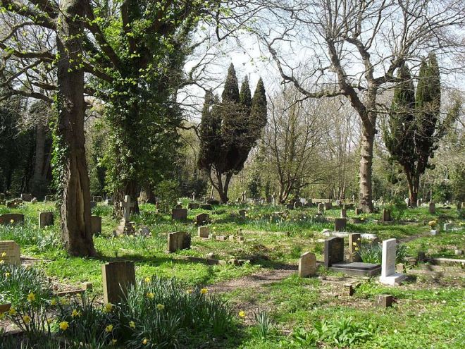 800px-Church-in-the-Wood,_Hollington,_Hastings_(Churchyard)